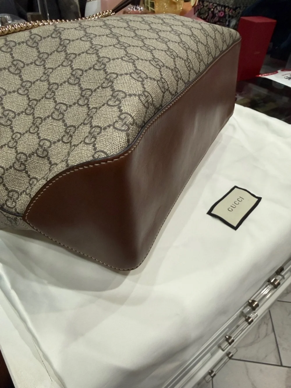 Authentic Gucci Beige GG Supreme Canvas Shoulder Bag with Gold Chain - Picture 3 of 7